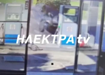 Τραγωδία στην Κορινθία με δύο νεκρούς: Η στιγμή που το αυτοκίνητο μπαίνει με μεγάλη ταχύτητα σε βενζινάδικο και καρφώνεται στο σπίτι