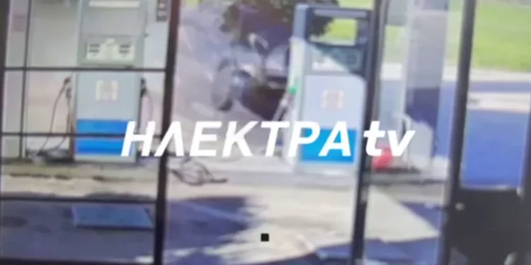 Τραγωδία στην Κορινθία με δύο νεκρούς: Η στιγμή που το αυτοκίνητο μπαίνει με μεγάλη ταχύτητα σε βενζινάδικο και καρφώνεται στο σπίτι