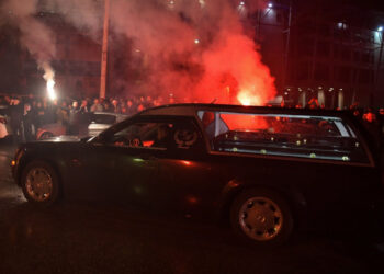 Έφτασαν στην Τούμπα οι σοροί των επτά οπαδών του ΠΑΟΚ – «Αδέλφια ζείτε, εσείς μας οδηγείτε»