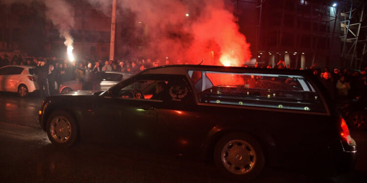 Έφτασαν στην Τούμπα οι σοροί των επτά οπαδών του ΠΑΟΚ – «Αδέλφια ζείτε, εσείς μας οδηγείτε»