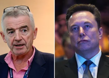 Η Ryanair απαντά στον Μασκ με… ειδική προσφορά για «Μεγάλους Ηλίθιους»: 100.000 θέσεις με μόλις 16,99 ευρώ… χωρίς επιστροφή