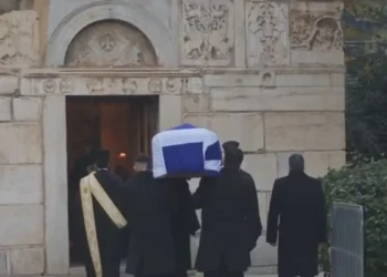 Πριγκίπισσα Ειρήνη: Έφτασε η σορός της στο παρεκκλήσι της Μητρόπολης Αθηνών – Το λαϊκό προσκύνημα και η ταφή δίπλα στον αδερφό της Κωνσταντίνο