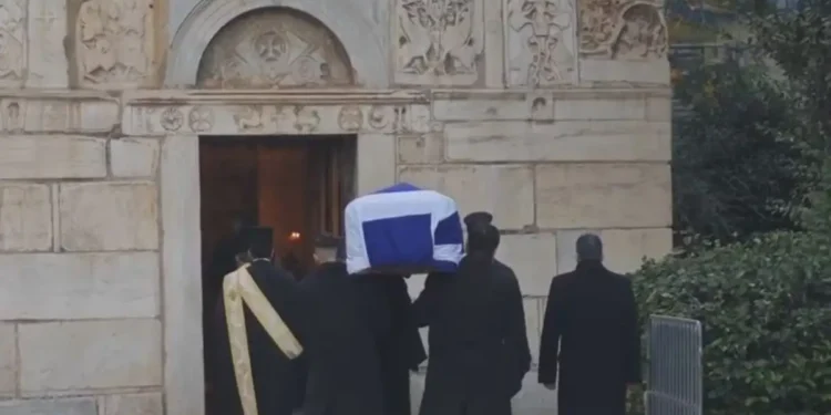 Πριγκίπισσα Ειρήνη: Έφτασε η σορός της στο παρεκκλήσι της Μητρόπολης Αθηνών – Το λαϊκό προσκύνημα και η ταφή δίπλα στον αδερφό της Κωνσταντίνο