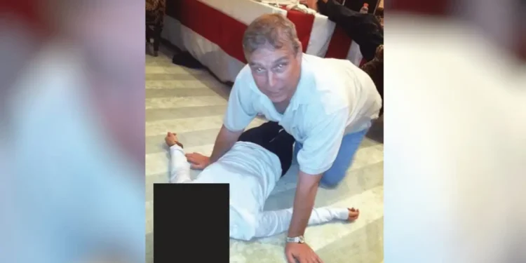 Τζέφρι Επστάιν: Νέες φωτογραφίες δείχνουν τον πρίγκιπα Άντριου πάνω από γυναίκα που είναι ξαπλωμένη στο πάτωμα