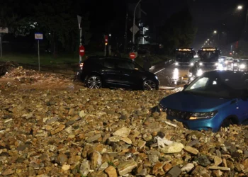 Πώς έγιναν οι τραγωδίες με τους δύο νεκρούς από την κακοκαιρία – «Δεν μπορούσε να πιαστεί από πουθενά η γυναίκα» λέει κάτοικος στη Γλυφάδα