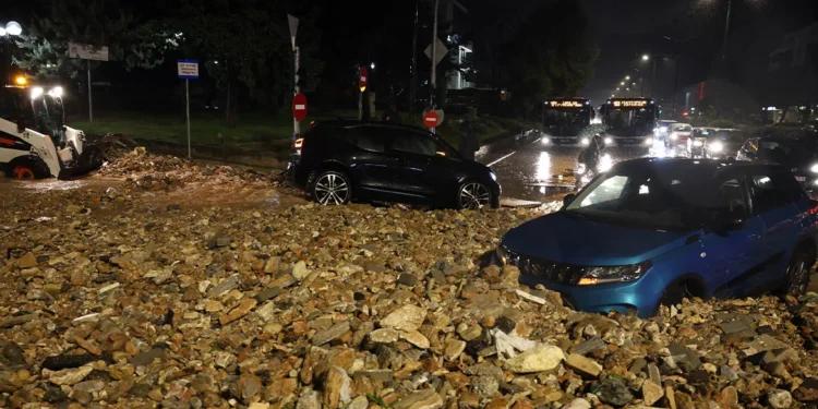 Πώς έγιναν οι τραγωδίες με τους δύο νεκρούς από την κακοκαιρία – «Δεν μπορούσε να πιαστεί από πουθενά η γυναίκα» λέει κάτοικος στη Γλυφάδα