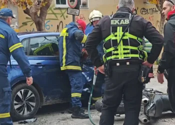 Βύρωνας: Σοβαρό τροχαίο με δύο τραυματίες – Μοτοσικλέτα έπεσε πάνω σε αυτοκίνητο που φέρεται να «έκαψε» STOP