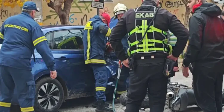 Βύρωνας: Σοβαρό τροχαίο με δύο τραυματίες – Μοτοσικλέτα έπεσε πάνω σε αυτοκίνητο που φέρεται να «έκαψε» STOP