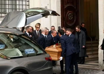 Valentino: Σε λαϊκό προσκύνημα η σορός του θρυλικού σχεδιαστή μόδας – Χιλιάδες Ιταλοί και τουρίστες τον αποχαιρετούν