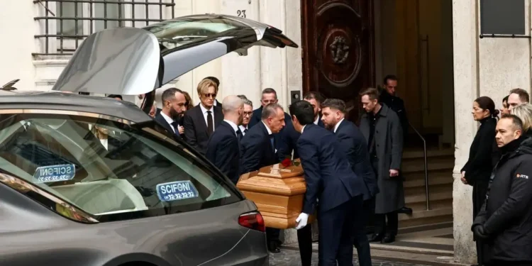 Valentino: Σε λαϊκό προσκύνημα η σορός του θρυλικού σχεδιαστή μόδας – Χιλιάδες Ιταλοί και τουρίστες τον αποχαιρετούν