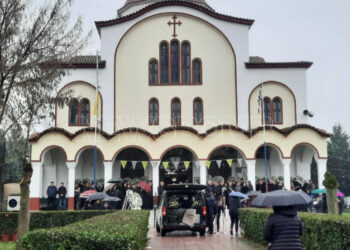 Πάνδημο αντίο στην 47χρονη Σταυρούλα, μητέρα 3 παιδιών που σκοτώθηκε από την έκρηξη στη «Βιολάντα»