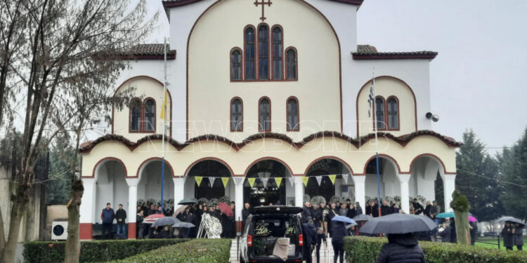 Πάνδημο αντίο στην 47χρονη Σταυρούλα, μητέρα 3 παιδιών που σκοτώθηκε από την έκρηξη στη «Βιολάντα»