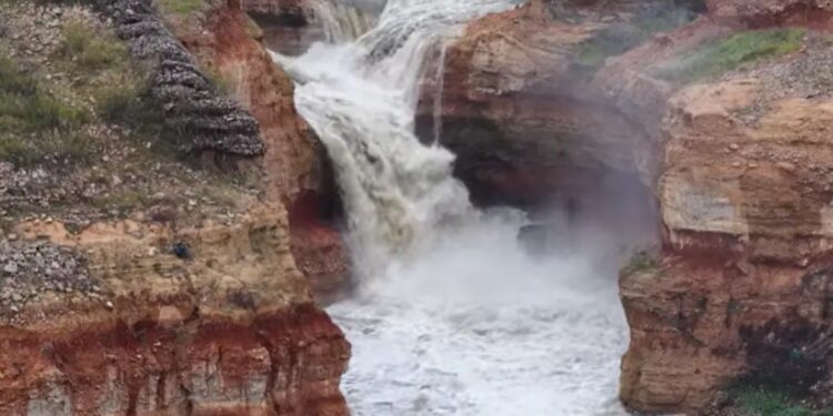 Υλίκη: Γέμισε η λίμνη από τις βροχές και τα χιόνια – Εντυπωσιακές εικόνες