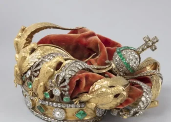 Μουσείο του Λούβρου: Oι πρώτες φωτογραφίες από το κατεστραμμένο στέμμα της αυτοκράτειρας Ευγενίας