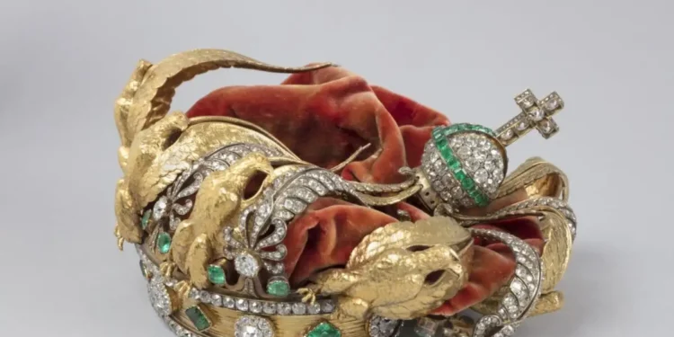 Μουσείο του Λούβρου: Oι πρώτες φωτογραφίες από το κατεστραμμένο στέμμα της αυτοκράτειρας Ευγενίας