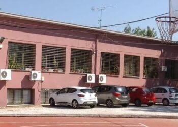 Χαλάνδρι: Διευθύντρια βάζει μαθητές να σκάβουν στο προαύλιο του σχολείου για να τους σβήνει απουσίες