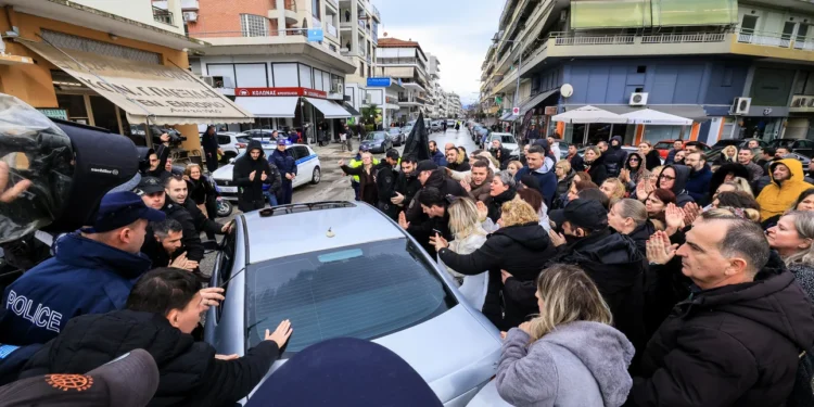 Τρίκαλα: Προθεσμία για αύριο πήρε ο ιδιοκτήτης της Βιολάντα -Έφυγε από τα δικαστήρια εν μέσω επευφημιών