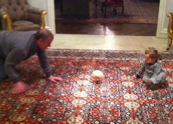 Ο έκπτωτος πρίγκιπας Άντριου παίζει στα τέσσερα με ένα μυστηριώδες νήπιο και μια ιδιαίτερα άσεμνη μπάλα