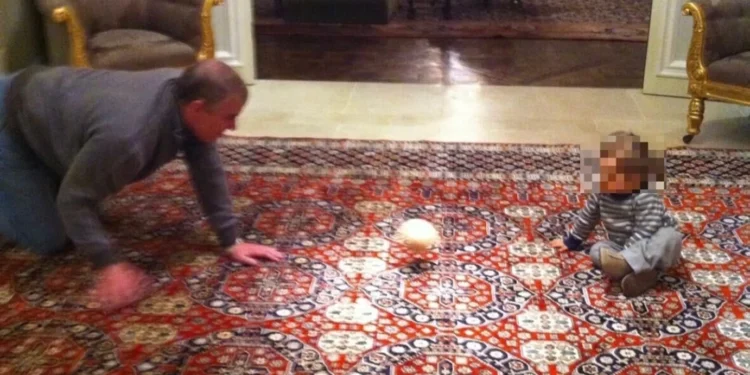 Ο έκπτωτος πρίγκιπας Άντριου παίζει στα τέσσερα με ένα μυστηριώδες νήπιο και μια ιδιαίτερα άσεμνη μπάλα