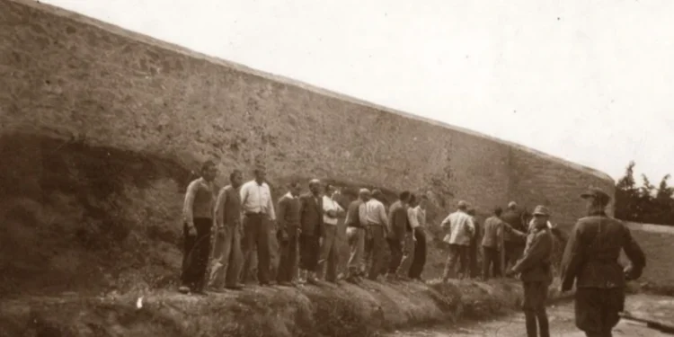 Πόσο κοστίζουν οι φωτογραφίες από την εκτέλεση των 200 στο Σκοπευτήριο της Καισαριανής που πωλούνται στο eBay