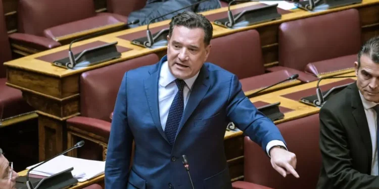 Ο Άδωνις Γεωργιάδης κατέθεσε μήνυση στη Ζωή Κωνσταντοπούλου για συκοφαντική δυσφήμιση