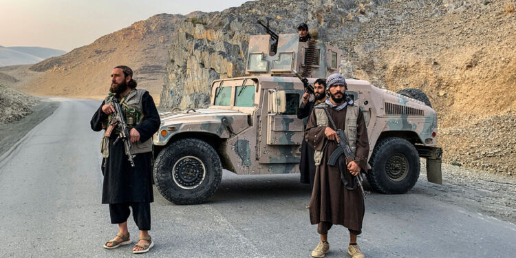 Το Πακιστάν κηρύσσει πόλεμο στο Αφγανιστάν: Μαζικοί βομβαρδισμοί και απειλές για συντριβή των Ταλιμπάν