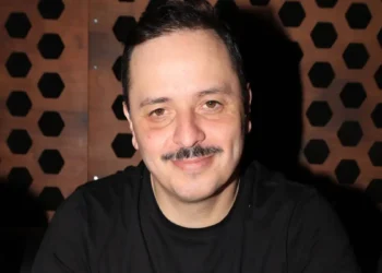 Αλέξανδρος Τσουβέλας: Διάβασα το βιβλίο του Αλέξη Τσίπρα, σκέφτηκα να κάνω κι εγώ την «Άρτα» ή «Λιόσια»