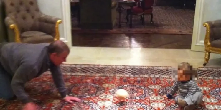 Σοκάρει η φωτογραφία του Άντριου να παίζει με μωρό και μπάλα σε σχήμα στήθους