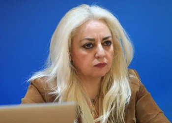 Παραιτήθηκε η Άννα Στρατινάκη από υποδιοικήτρια της Ανεξάρτητης Αρχής για την Αγορά λόγω της εμπλοκής του συζύγου της στην υπόθεση Παναγόπουλου