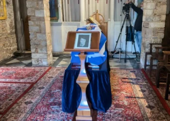 Κηδεία Ελένης Γλύκατζη – Αρβελέρ: Σε λαϊκό προσκύνημα η σορός της στη Μητρόπολη Αθηνών