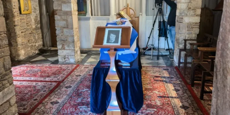 Κηδεία Ελένης Γλύκατζη – Αρβελέρ: Σε λαϊκό προσκύνημα η σορός της στη Μητρόπολη Αθηνών