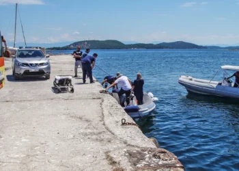 Χίος: Χτύπησε με πέτρα στο κεφάλι την 19χρονη σύντροφό του – Αναζητείται από τις Αρχές