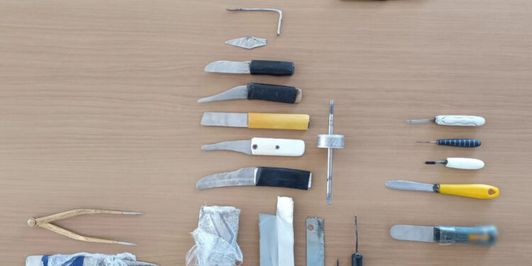 Ολόκληρο οπλοστάσιο στις φυλακές Δομοκού: 14 μαχαίρια, 5 σουβλιά, λάμα, λόγχη, κινητά και φορτιστές