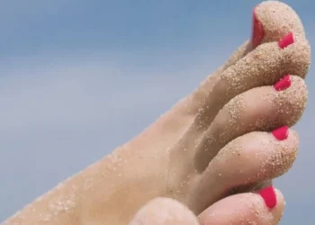 Γιατί ζαρώνουν τα δάχτυλα όταν μένουμε ώρα στο νερό; Η επιστημονική εξήγηση πίσω από το φαινόμενο