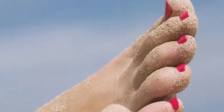 Γιατί ζαρώνουν τα δάχτυλα όταν μένουμε ώρα στο νερό; Η επιστημονική εξήγηση πίσω από το φαινόμενο