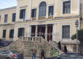 Εγκατέλειψε το 9,5 ετών αυτιστικό παιδί της στα δικαστήρια Λαμίας