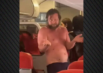 Επιβάτης έβγαλε τα ρούχα του και προκάλεσε χάος σε πτήση της AirAsia, δείτε βίντεο
