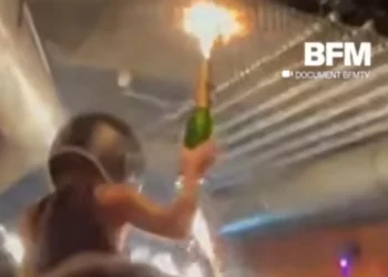 Νέο βίντεο από τη φονική πυρκαγιά στο Κραν Μοντανά – Η στιγμή που το αφρώδες υλικό παίρνει φωτιά ακαριαία