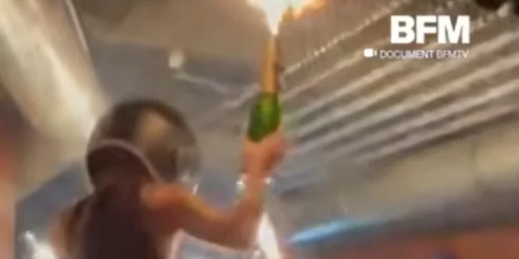 Νέο βίντεο από τη φονική πυρκαγιά στο Κραν Μοντανά – Η στιγμή που το αφρώδες υλικό παίρνει φωτιά ακαριαία