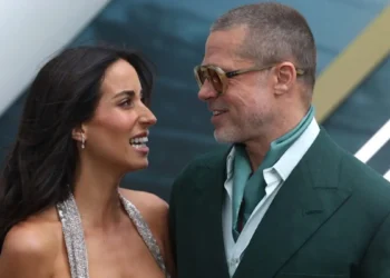 Στο πλευρό του Μπραντ Πιτ η σύντροφός του, Ινές ντε Ραμόν, στην Ύδρα – Έχουν 30 χρόνια διαφορά