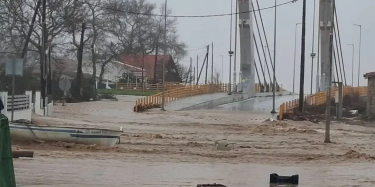 Η κακοκαιρία «έπνιξε» τα παράλια της Λάρισας – Δρόμοι και θάλασσα έγιναν ένα, πλημμύρισαν σπίτια και επιχειρήσεις