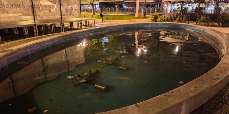 Σε κρίσιμη κατάσταση η 5χρονη που έπεσε σε σιντριβάνι στην Καλλιθέα: Την επανέφεραν οι γιατροί στο νοσοκομείο