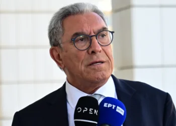 Καπερνάρος κατά Ρούτσι: «Προπηλάκισε τους δικηγόρους, περιφέρεται στην αίθουσα ως νταής»