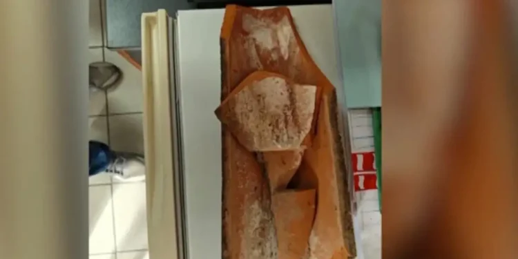 Σοβαρό ατύχημα σε σχολείο της Ηλιούπολης: Μεγάλο κεραμίδι ξεκόλλησε και έπεσε στο προαύλιο όπου έπαιζαν μαθητές