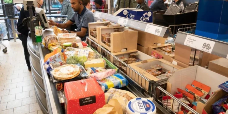 Μπήκε στο Lidl με 1 λίρα και κατάφερε να αγοράσει πρωινό, μεσημεριανό και βραδινό