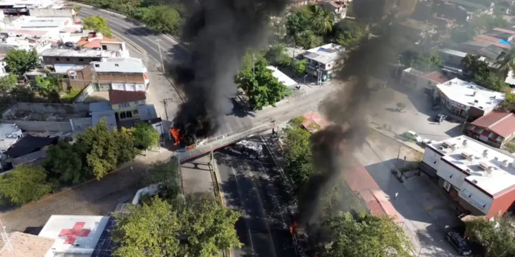 Εικόνες χάους και τρόμου στο Μεξικό μετά το θάνατο του «βαρώνου» των ναρκωτικών «Ελ Μέντσο»