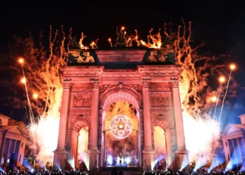 Χειμερινοί Ολυμπιακοί Αγώνες: Το άναμμα της Φλόγας «φώτισε» όλο το Μιλάνο – Συγκλόνισε ο Αντρέα Μποτσέλι