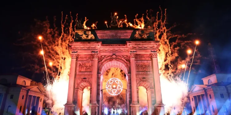 Χειμερινοί Ολυμπιακοί Αγώνες: Το άναμμα της Φλόγας «φώτισε» όλο το Μιλάνο – Συγκλόνισε ο Αντρέα Μποτσέλι