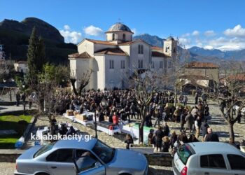 Τέμπη: Βαθιά συγκίνηση στο μνημόσυνο για τη Χρύσα, την Αναστασία και τη Θώμη Πλακιά στο Καστράκι