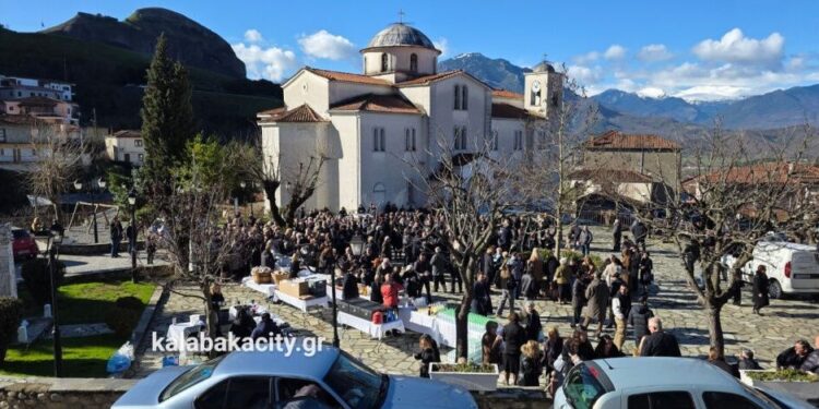 Τέμπη: Βαθιά συγκίνηση στο μνημόσυνο για τη Χρύσα, την Αναστασία και τη Θώμη Πλακιά στο Καστράκι